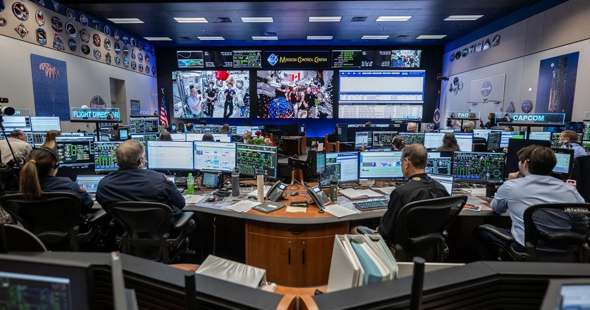 Упадут в океан, едва не сгорев в атмосфере: кто выловит из воды астронавтов миссии "Артемида-2"