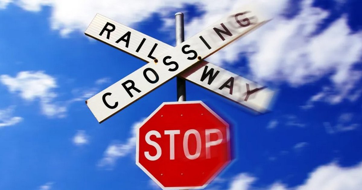 Водитель Tesla чудом избежал столкновения с поездом, когда включился автопилот (видео)