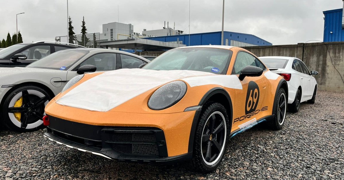 Их выпустили всего 2500: в Украину привезли внедорожный Porsche 911 за 11 миллионов (фото)