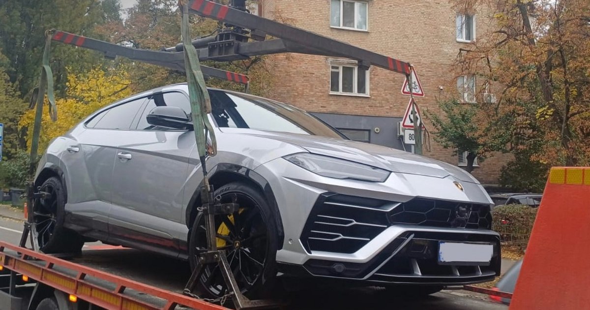 В Киеве эвакуатор забрал на штрафплощадку дорогой кроссовер Lamborghini Urus (фото)