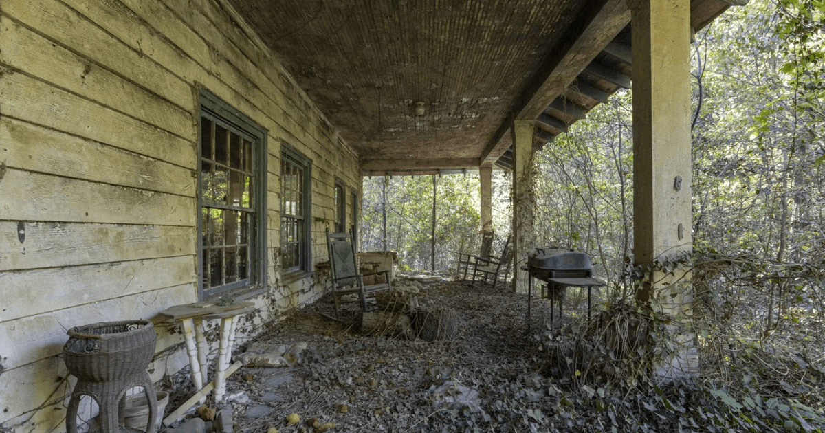 Куда исчезли люди: мужчина наткнулся на заброшенный дом в лесу и разгадал его тайну