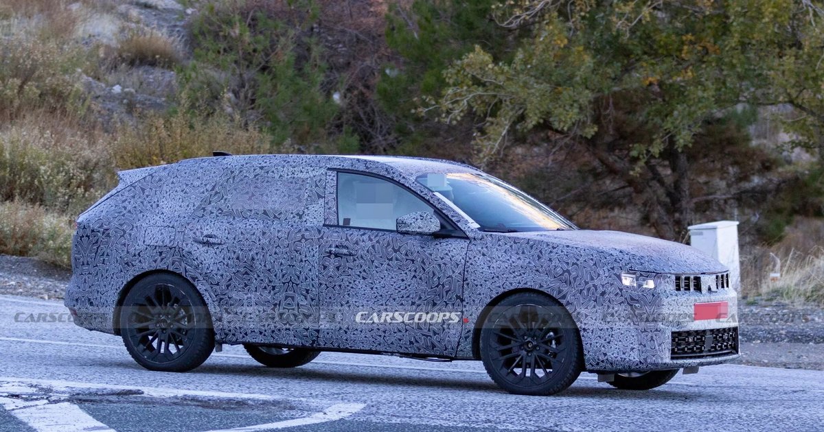 Недорогого конкурента Skoda Octavia от Renault показали на первых официальных фото и видео