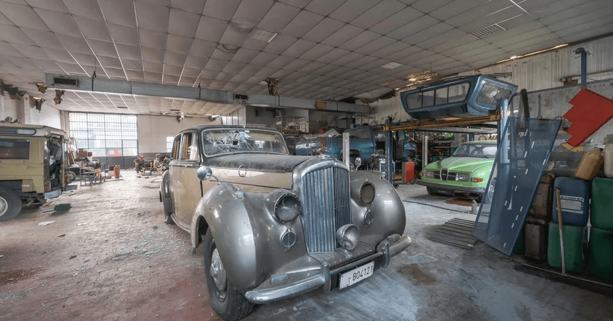 Блогерша нашла заброшенную мастерскую и была шокирована: внутри были ретроавто (фото, видео)