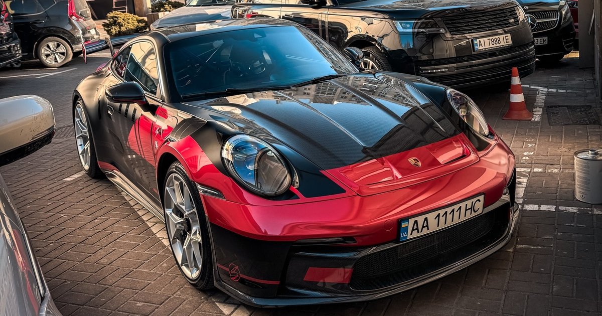 В Киеве заметили экстремальный трековый Porsche с ярким тюнингом (фото)