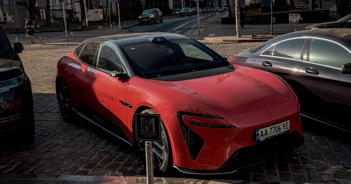 В Украину привезли мощный электрокар от Huawei без заднего стекла (фото)