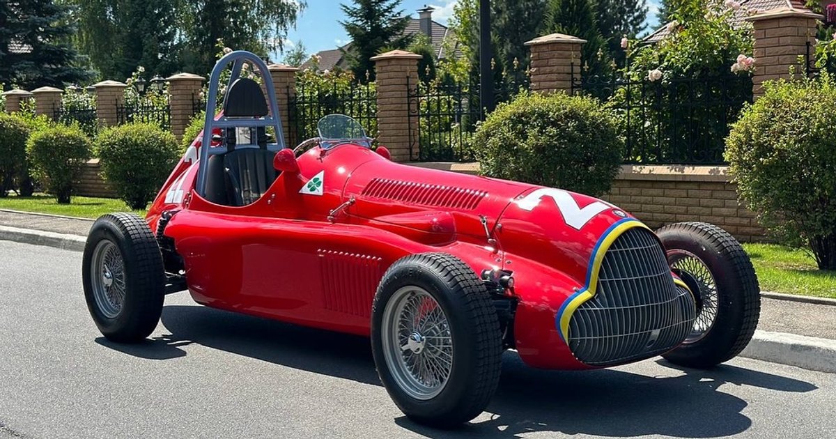 Украинские мастера воссоздали знаменитый непобедимый болид "Формулы-1" 50-х (фото, видео)