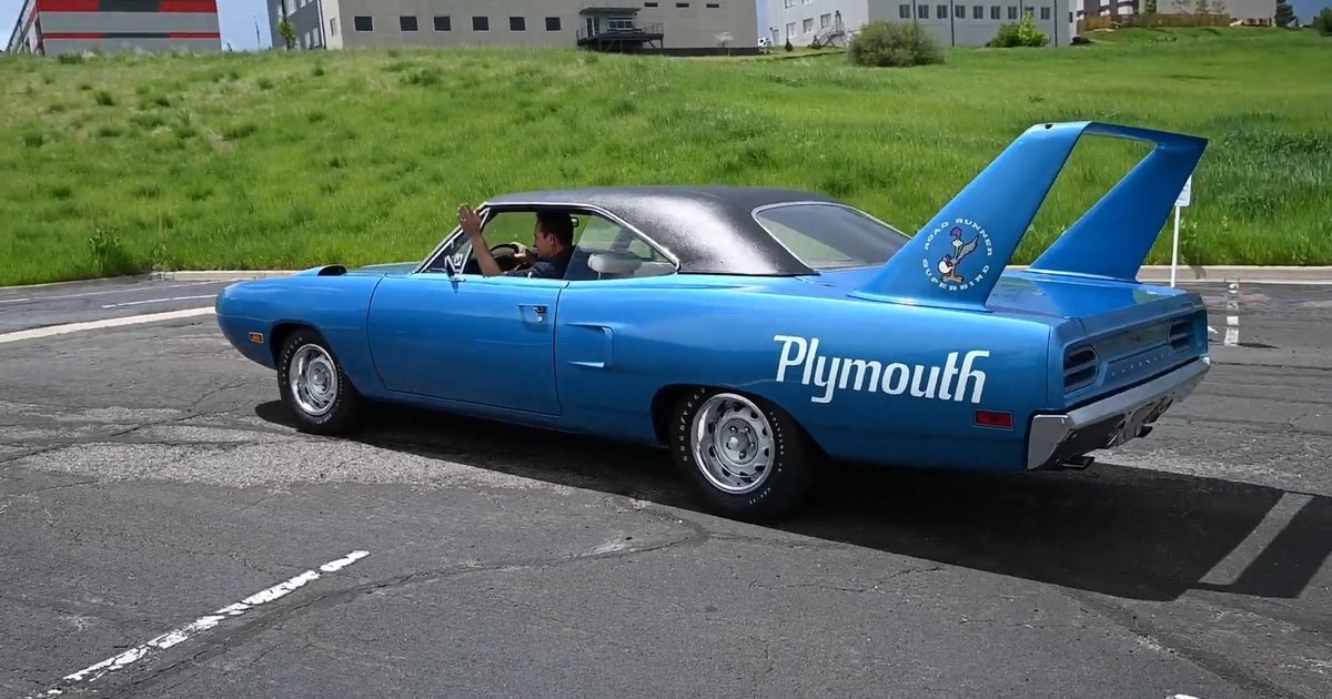 Капсула времени за миллион: культовый спорткар 70-х простоял более 30 лет в сарае (видео)