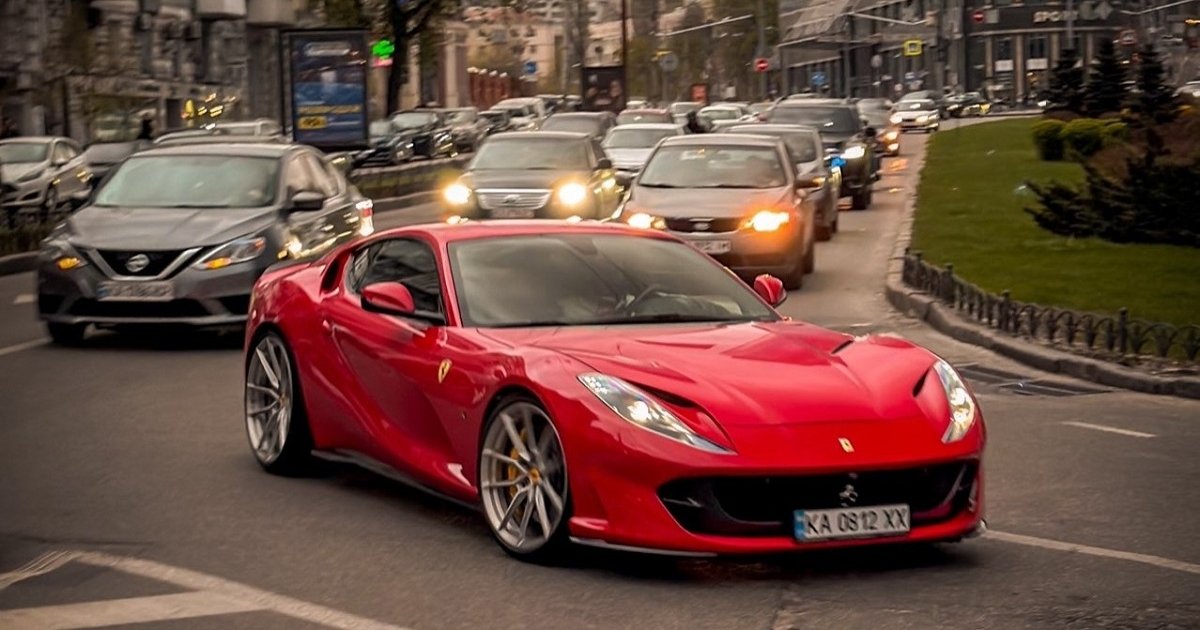Развивает 340 км/ч: в Киеве заметили "супербыстрый" Ferrari на 800 сил (фото)