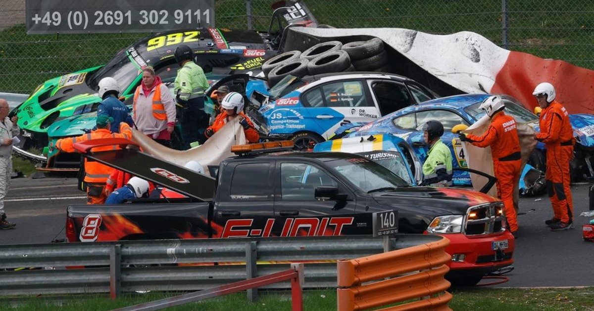 Зеленый ад: опытный гонщик погиб в масштабной аварии на гонке в Германии (видео)