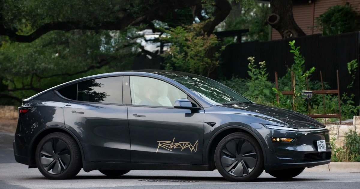 Беспилотные такси Tesla путаются в маршруте и высаживают пассажиров на 60 км/ч (видео)