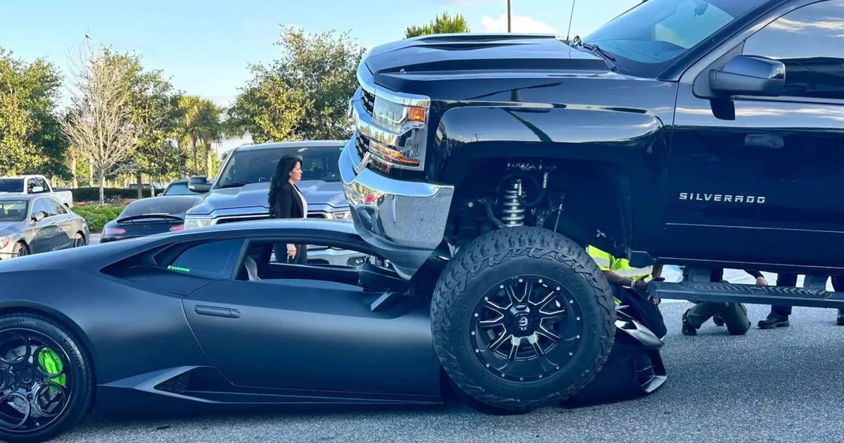 Не заметила: американка на огромном пикапе наехала на суперкар Lamborghini (видео)