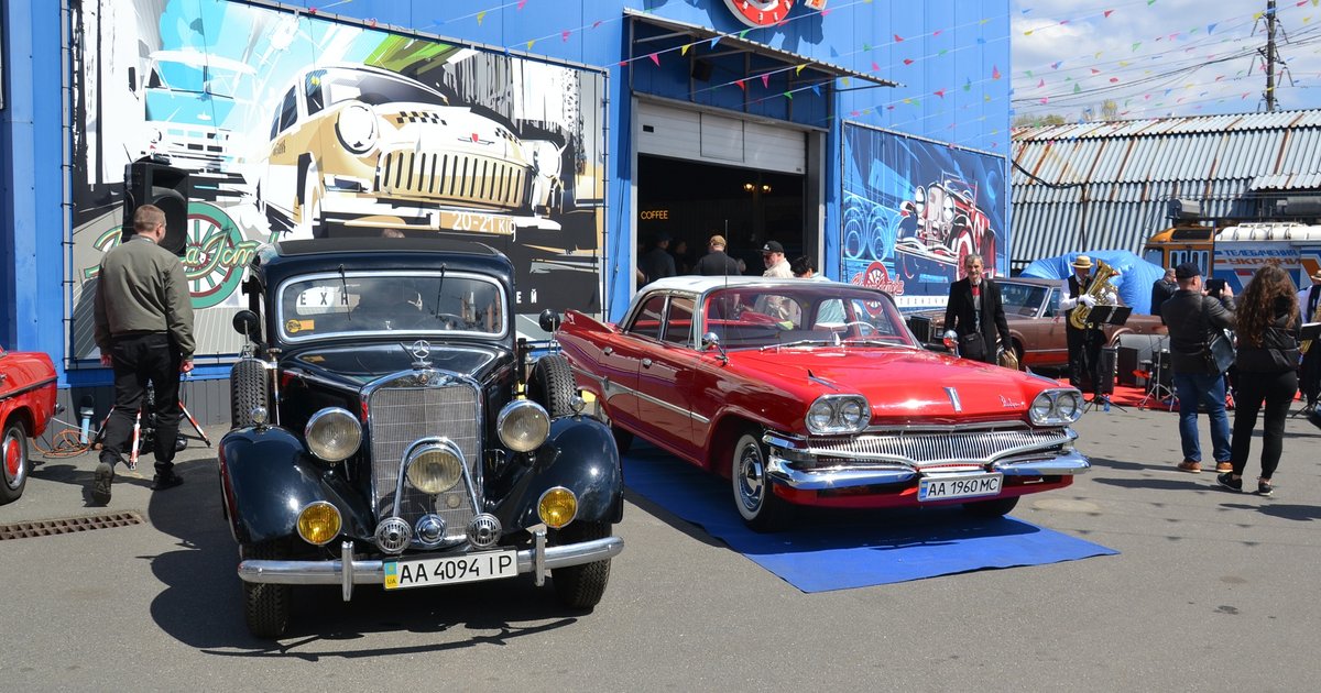 Большие "американцы" и винтажные Mercedes: какие авто показали на фестивале Old Car Land (фото)