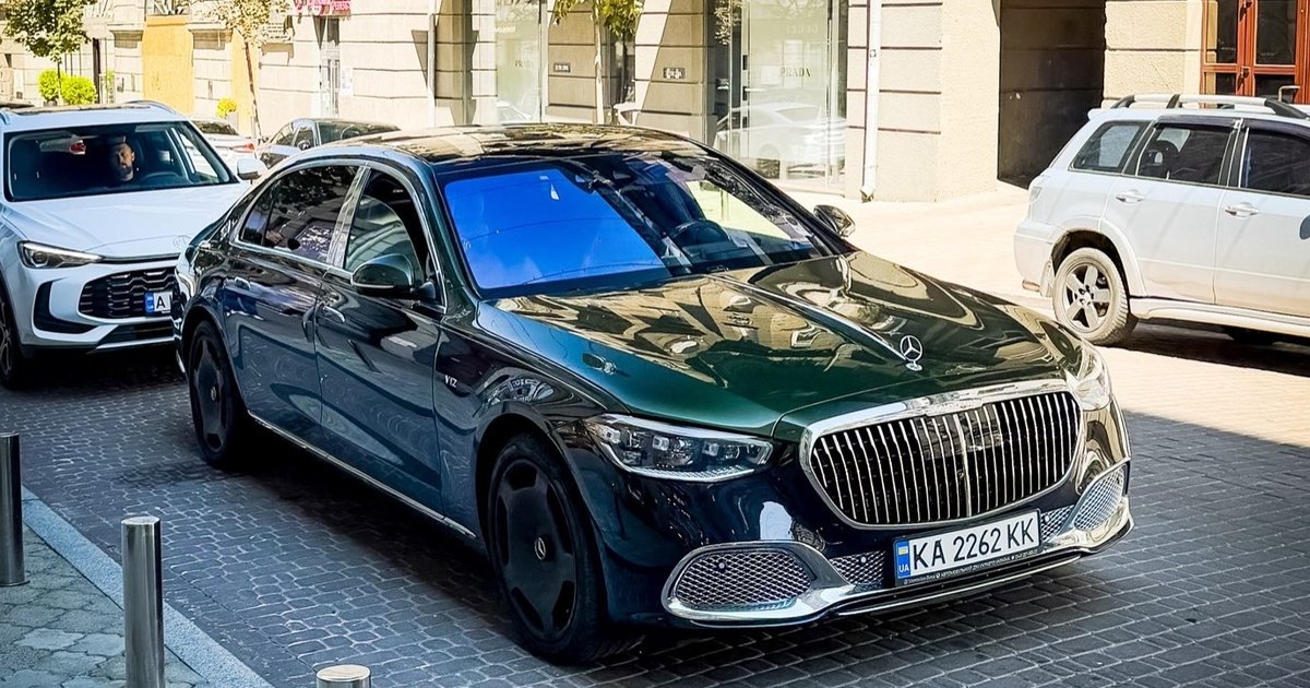 Один из 50: в Киеве заметили лимитированный роскошный Maybach V12 за 20 миллионов (фото)