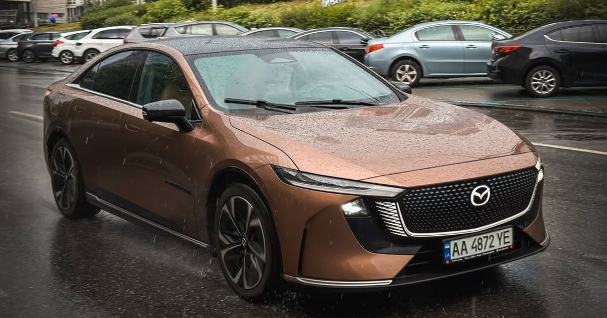 Изменилась до неузнаваемости: в Киеве появилась новая "шестерка" Mazda (фото)