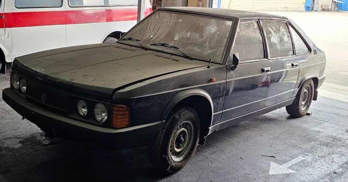 Стояла 30 лет в гараже: в Украине обнаружили роскошную Tatra 90-х с пробегом 3000 км (фото)