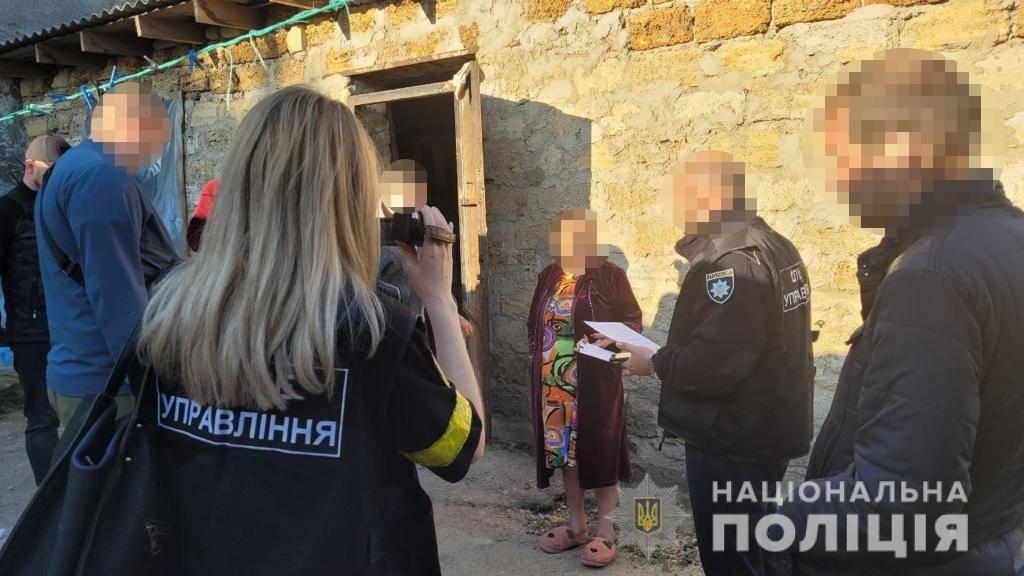 В Одесі поліцейські затримали двох літніх жінок за збут канабісу (фото, відео)