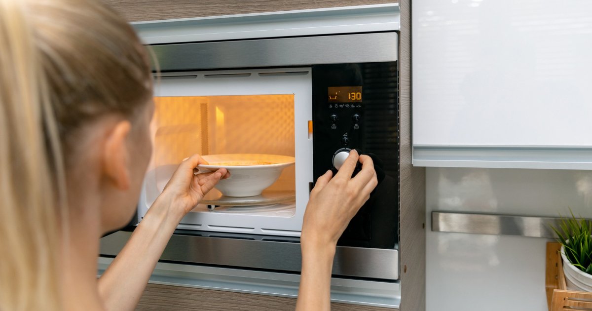 Могут вызвать взрыв: 7 продуктов, которым не место в микроволновке