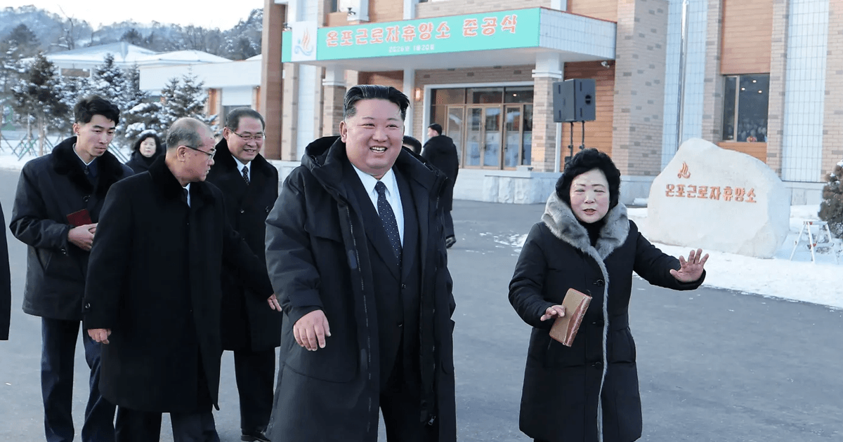 Ким Чен Ына сняли с женщинами в бане курорта для трудящихся (фото)