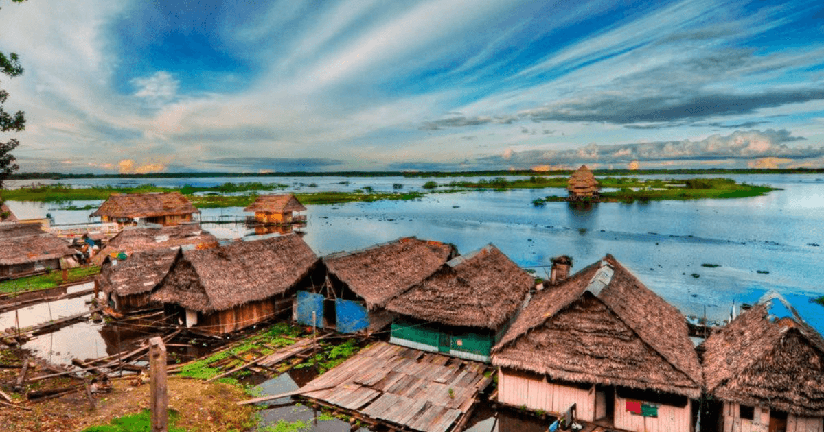 Посреди джунглей: мужчина попал в самый большой город мира, куда не ведут дороги (фото)