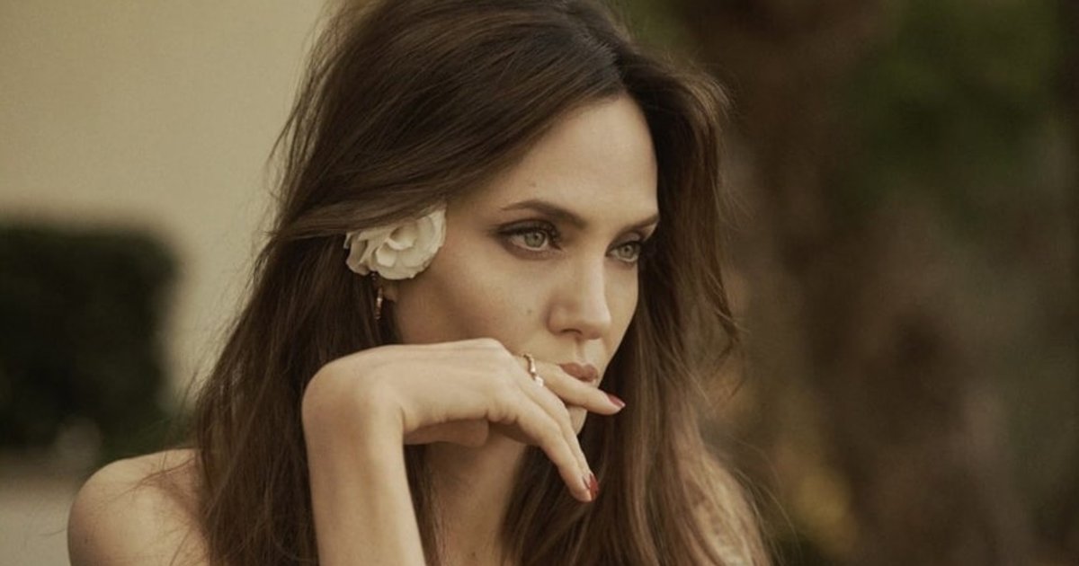 50-летняя Анджелина Джоли вышла в свет в полупрозрачном платье (видео)