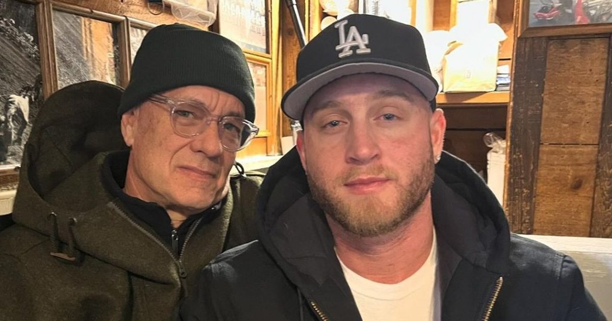 "Спасайте": сын Тома Хэнкса "застрял" в Колумбии из-за курьезного случая с паспортом