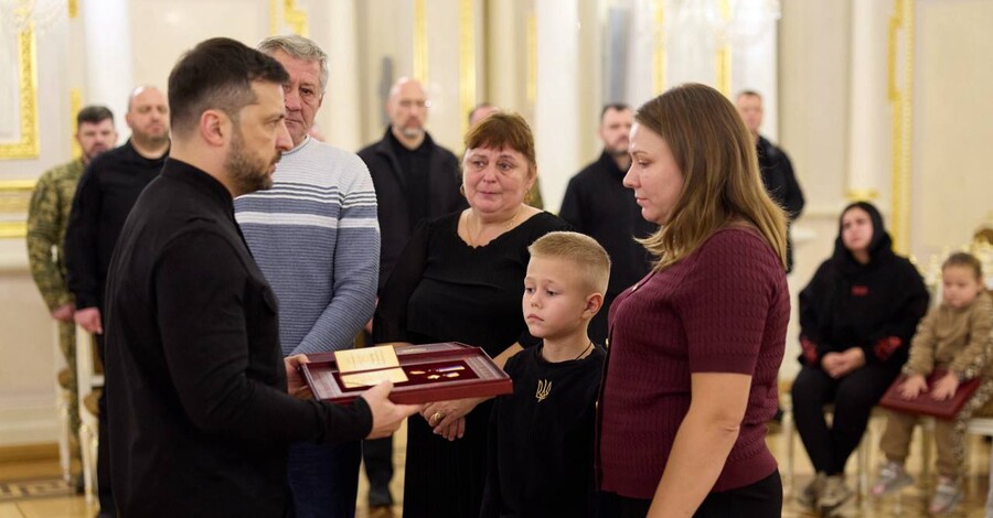 Зеленский раздал украинским защитникам ордены "Золотая Звезда", некоторым - посмертно