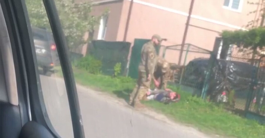 Во Львове мужчины в военной форме повалили мужчину на землю – комментарий ТЦК