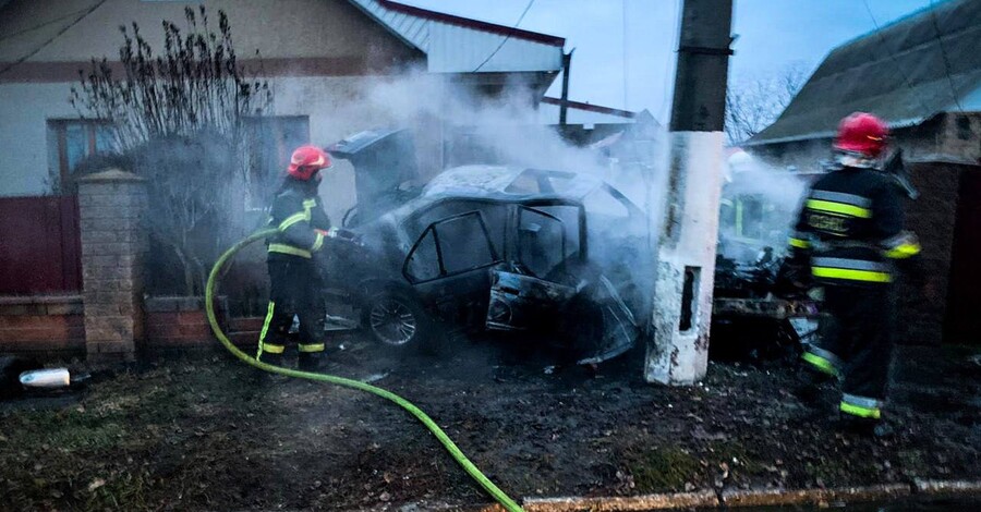 В Киевской области автомобиль влетел во двор частного дома — трое пострадавших