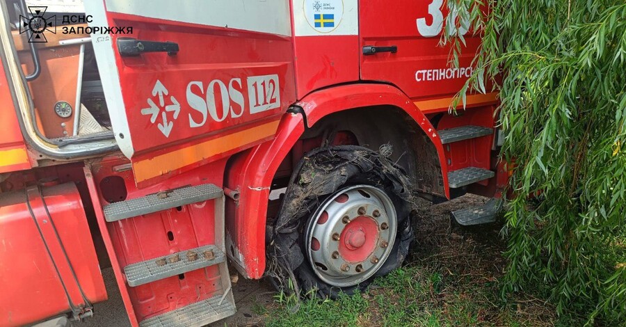 В Запорожской области россияне обстреляли пожарную часть - четверо спасателей ранены