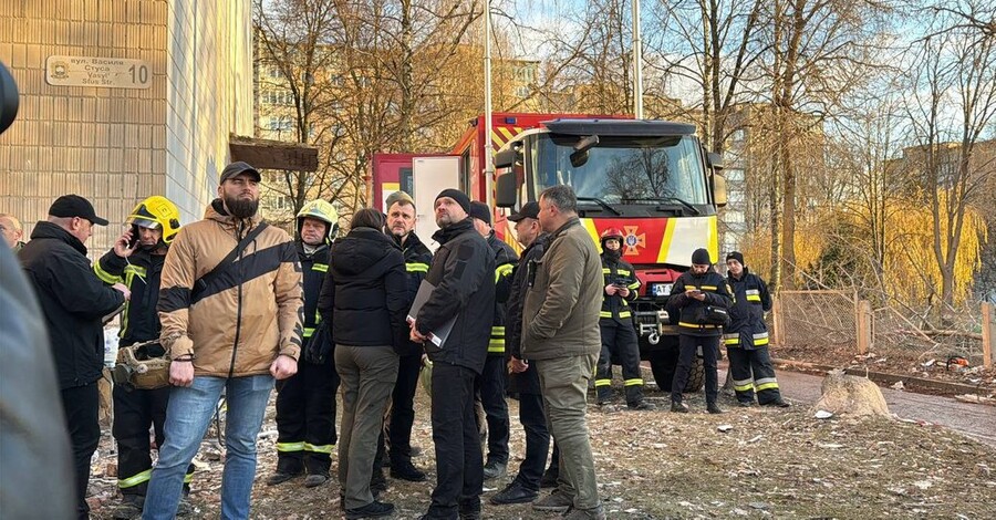 В Тернополе под завалами дома с утра находится 20-летний юноша