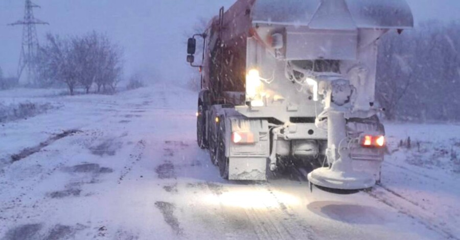 На Запорожье ветер повалил опоры антидроновых тоннелей