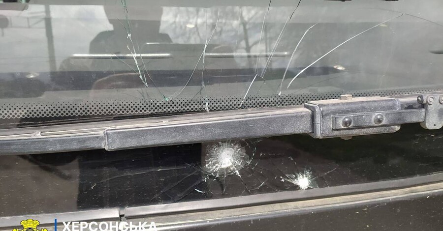 В Херсоне войска РФ атаковали дронами маршрутку и легковушку, есть пострадавшие