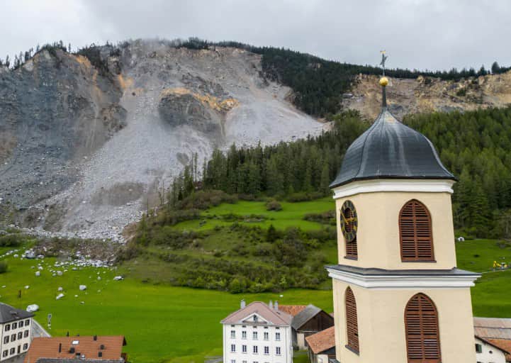 Швейцарському селу під горою загрожує новий масштабний зсув