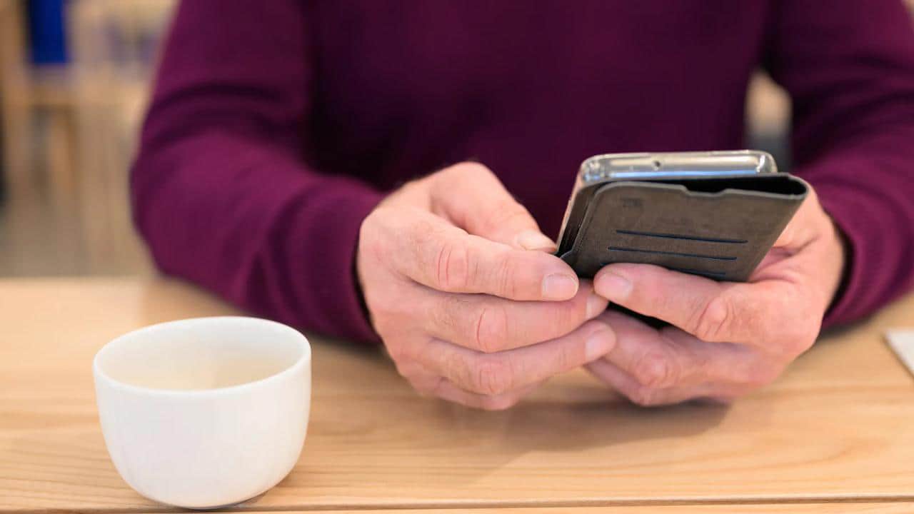 У Німеччині 85-річний чоловік обдурив шахраїв, які хотіли забрати в нього 10 тисяч євро