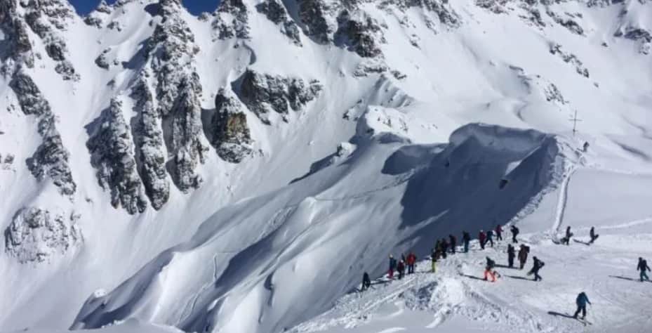 В горах Грузії зійшла лавина, коли там навчали гідів: одну людину витягли з-під снігу