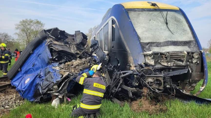 У Словаччині зійшов з рейок пасажирський потяг після зіткнення з фурою на переїзді