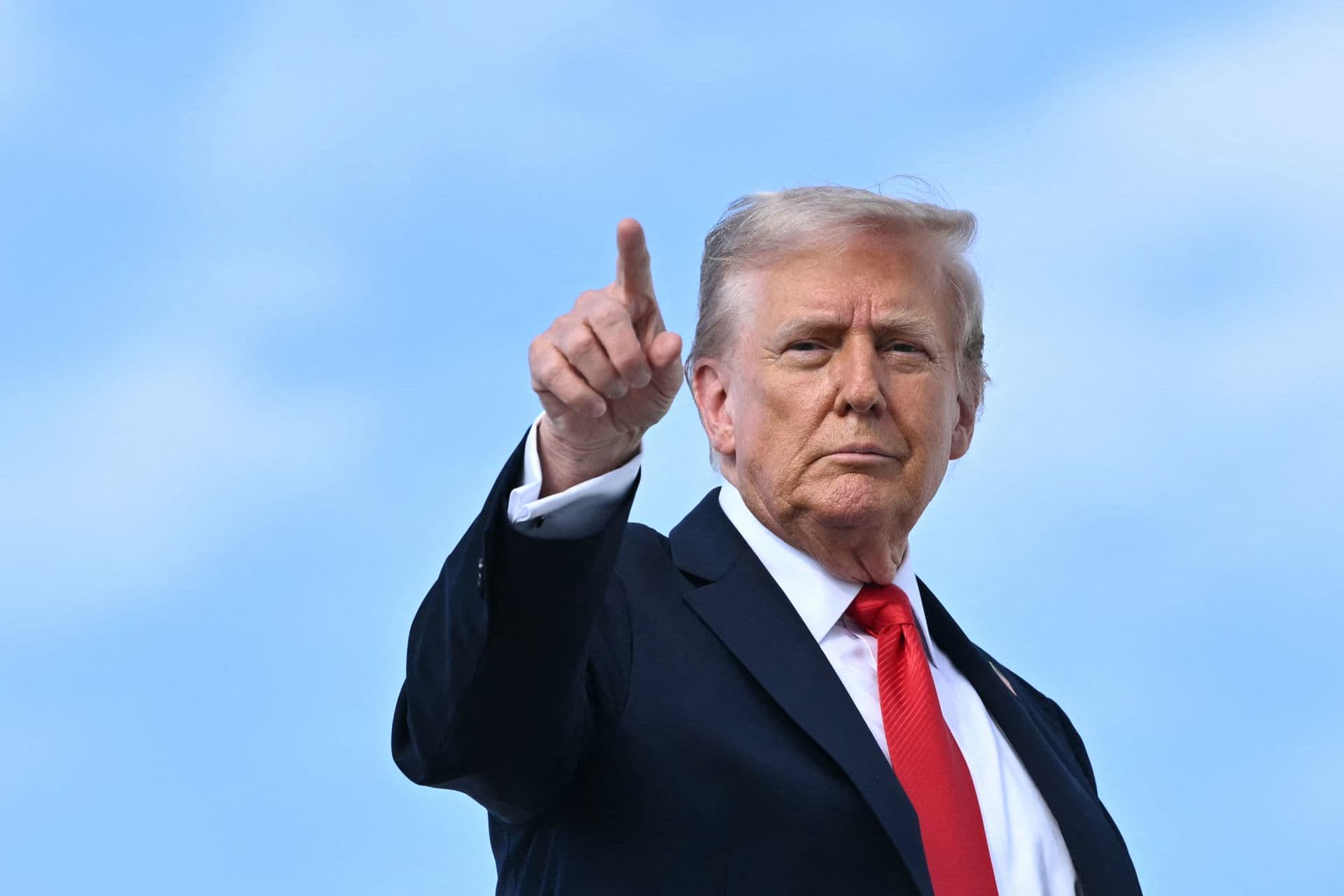 Трамп обіцяє "змести Іран з лиця землі", якщо він заважатиме операції в Ормузькій протоці