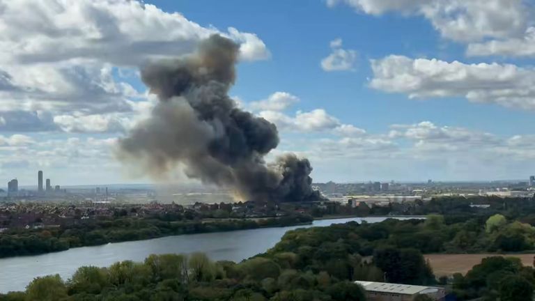 У Лондоні масштабна пожежа спричинила перебої у роботі метро та залізничного транспорту