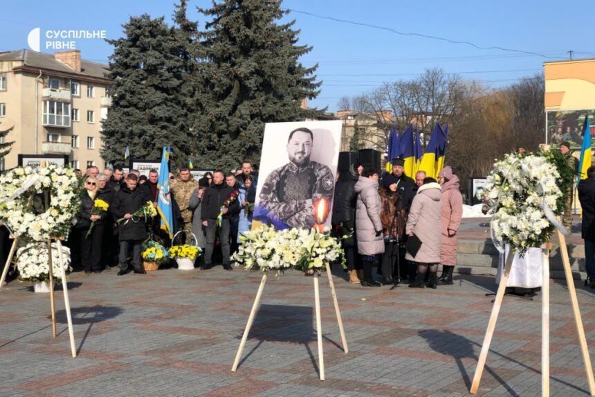 Сотні людей на Майдані Незалежності: У Рівному попрощались із Олександром Курсиком (ФОТО/ВІДЕО)