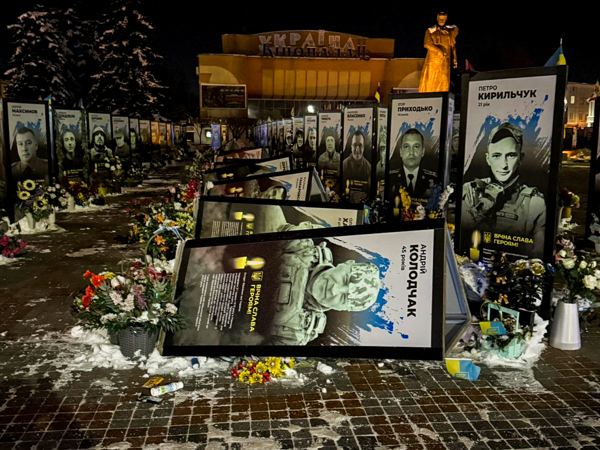Вандали знову «попрацювали» у центрі Рівного: обікрали портрети Героїв (ВІДЕО)