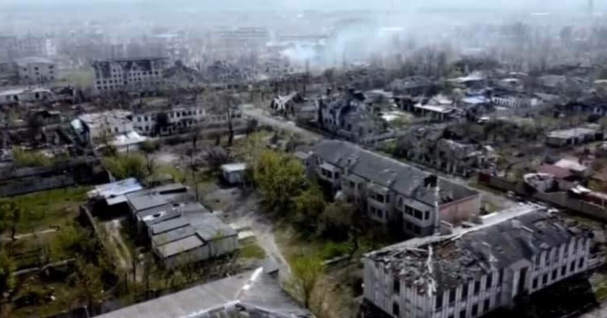 В разрушенном Рубежном оккупанты собираются раздавать жилье выехавших оставшимся жителям
