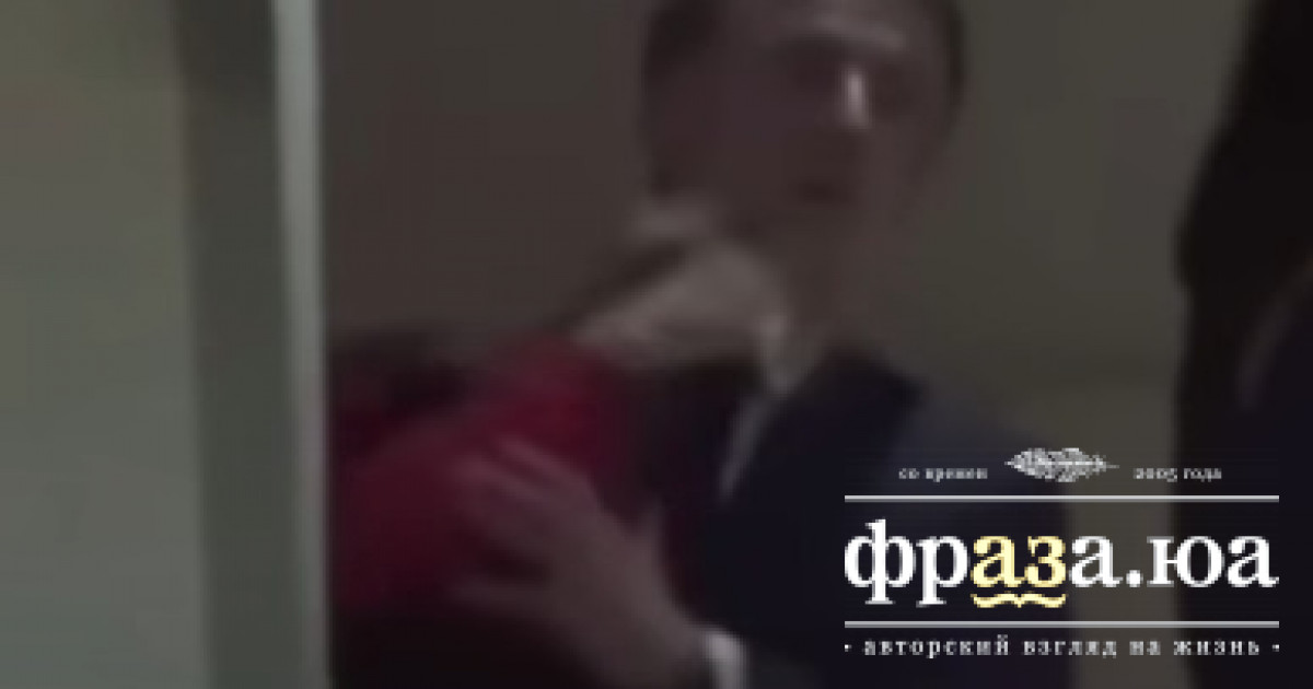 Появилось видео, как Макрон получил по лицу от своей жены