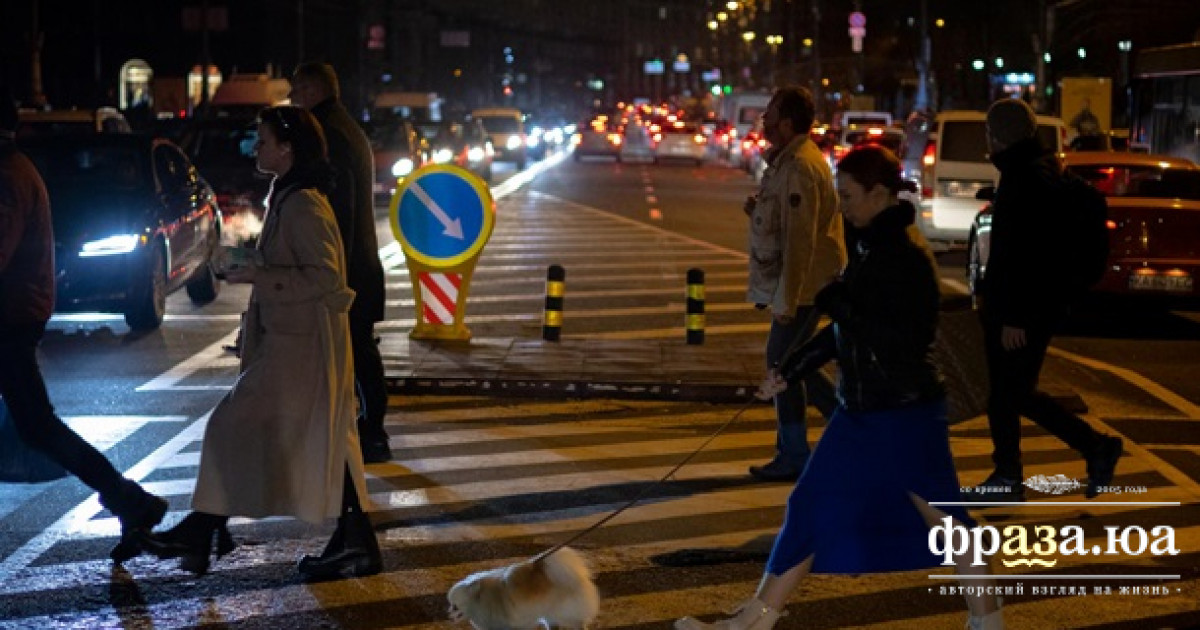 Отключать свет в Киеве стали реже. Но легче от этого не стало