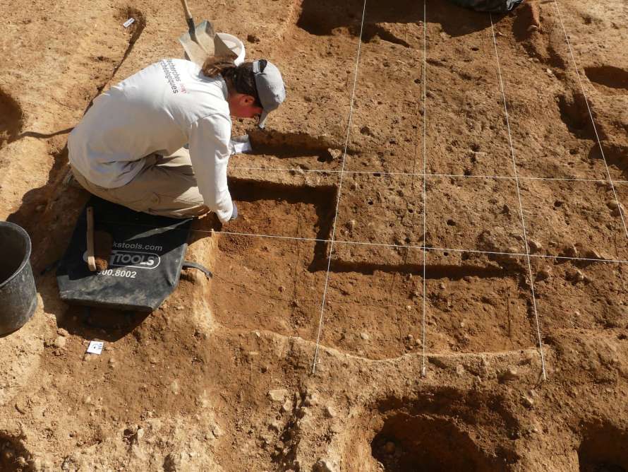 Захоронения с прекрасными стеклянными изделиями, найденные на римской дороге в Ниме (Фото)