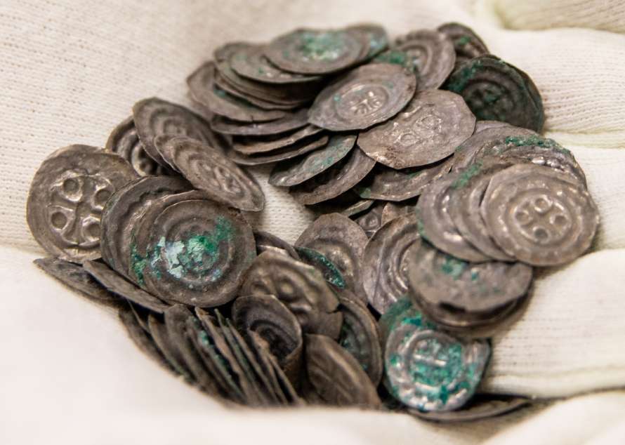 Клад серебряных брактеатов XII века обнаружен в могиле на юге Швеции (Фото)