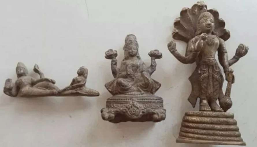 Бронзовые идолы найдены во время строительства дома в Индии