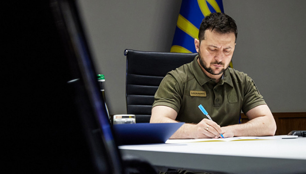 Російську мову вилучили з переліку захищених в Україні - Зеленський підписав закон