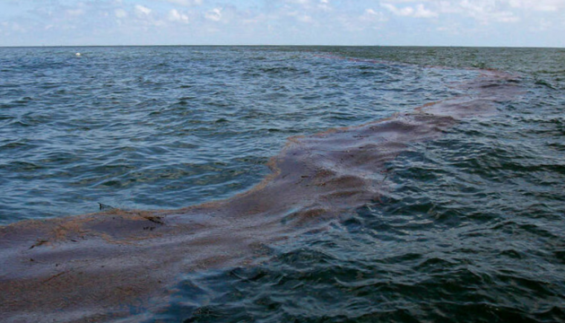 Біля західного узбережжя Криму зафіксували велику нафтову пляму