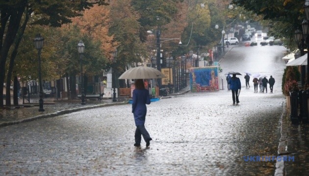 В Україні завтра дощитиме в низці областей, подекуди з мокрим снігом, вдень до +7°