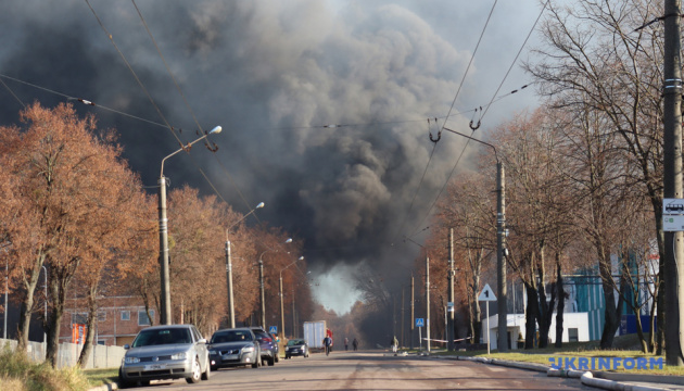 У Львові знищені складські приміщення, рятувальники ліквідовують наслідки атаки РФ